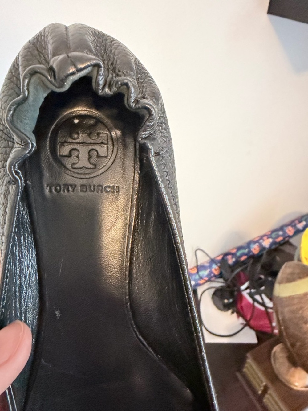 Tory Burch Black Leather Reva Ballet Flats Size 7.5 Logo Elastic Back - Picture 3 of 6